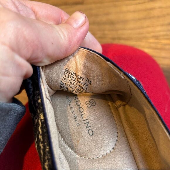 Bandolino flats patterned size 7M - Picture 6 of 6